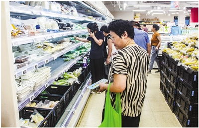 记者探访 硬折扣超市中的生活实惠——2毛纸巾、3折烤鸡与4角矿泉水