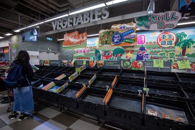 香港收紧防疫措施 聚会限两户社交限两人，新鲜水果零售受关注